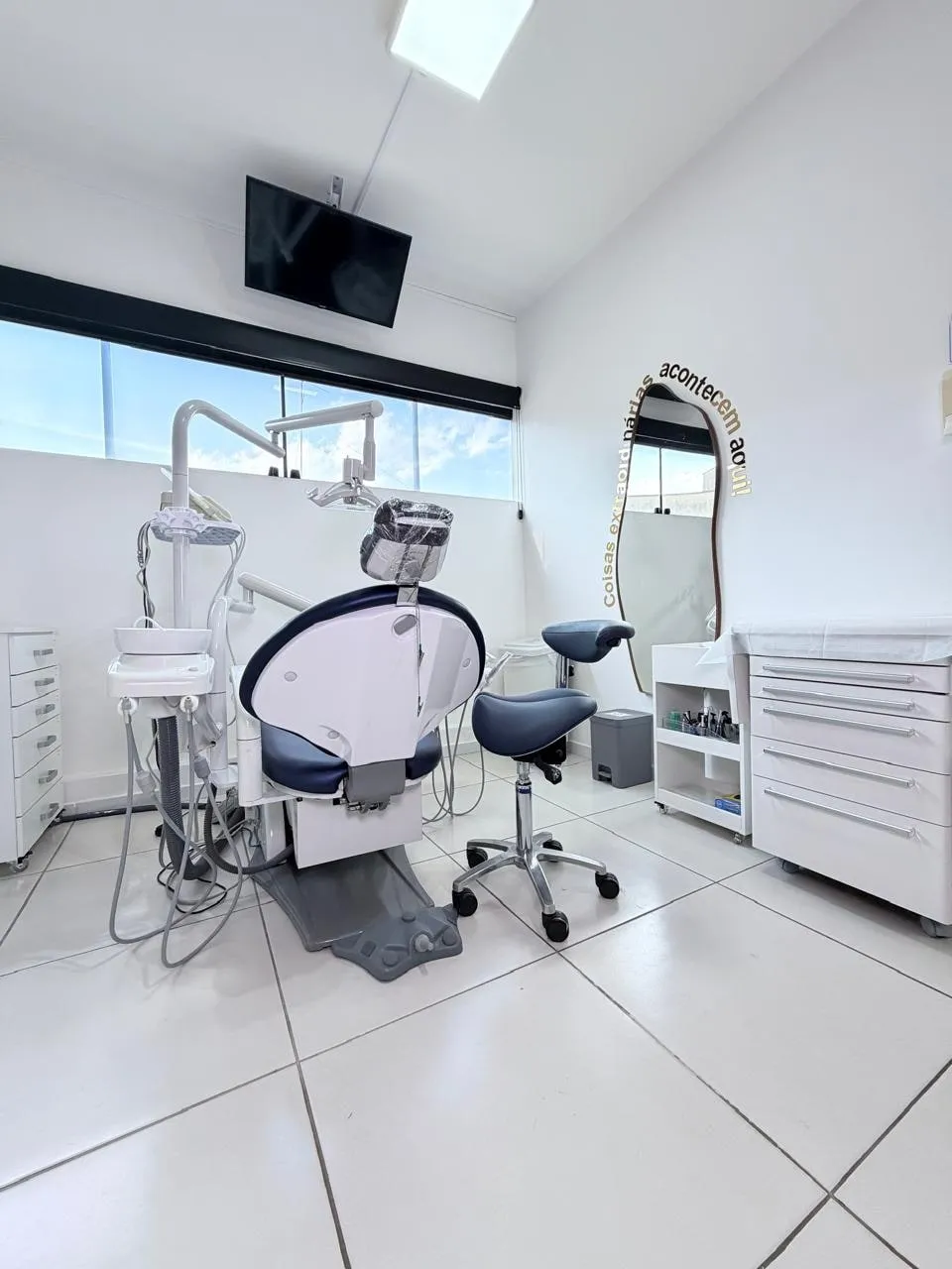 Sala clínica do consultório da Dra. Lygia Sartorelli, com a cadeira odontológica e o equipamento de apoio